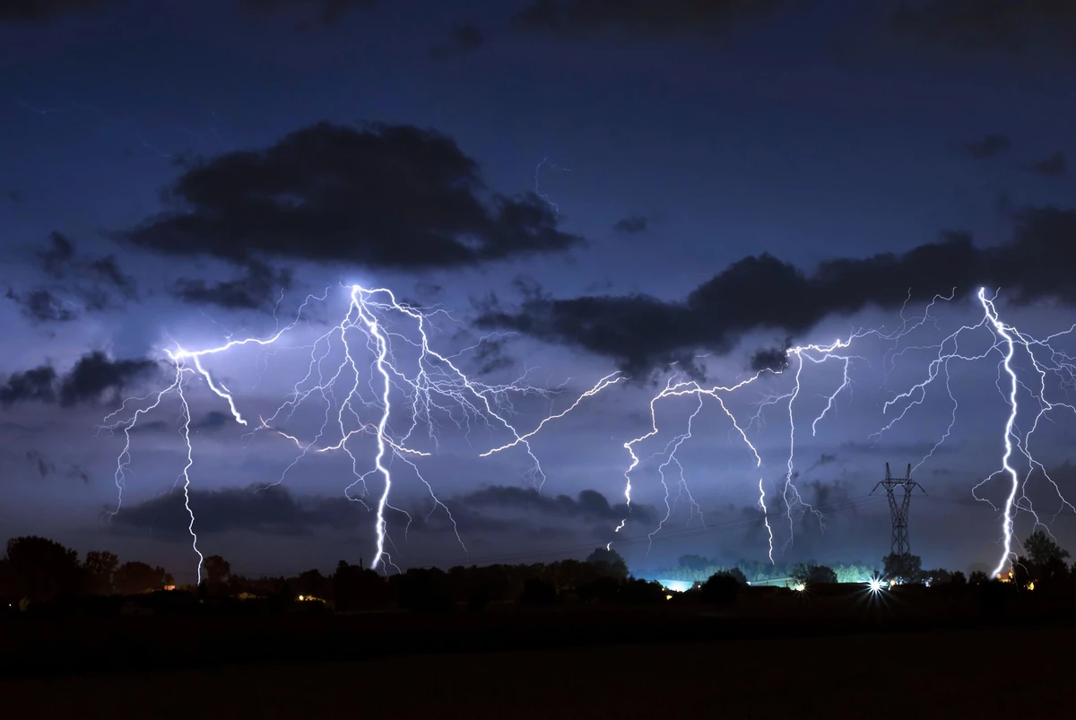 La foudre a frappé 14 000 fois.  fois!  De puissantes tempêtes sur la France