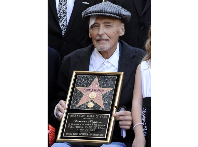 Amerykański aktor i reżyser Dennis Hopper podczas ceremonii odsłonięcia poświęconej mu gwiazdy na słynnym chodniku w Hollywood 26 marca 2010