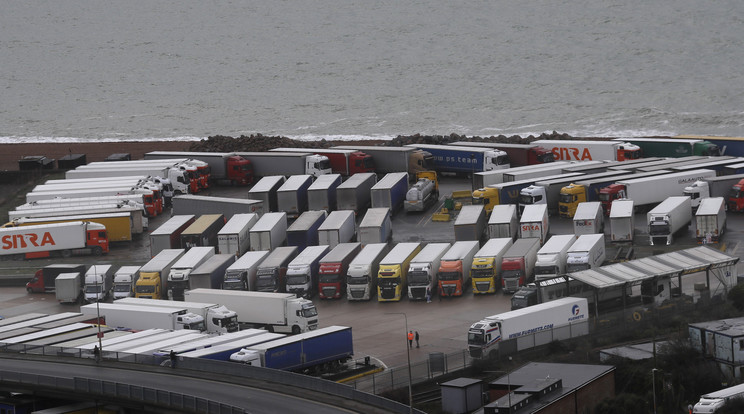 A megállított kamionok Dover minden talpalatnyi részén parkolóhelyet kerestek, / Fotó:  MTI/AP/Kirsty Wigglesworth