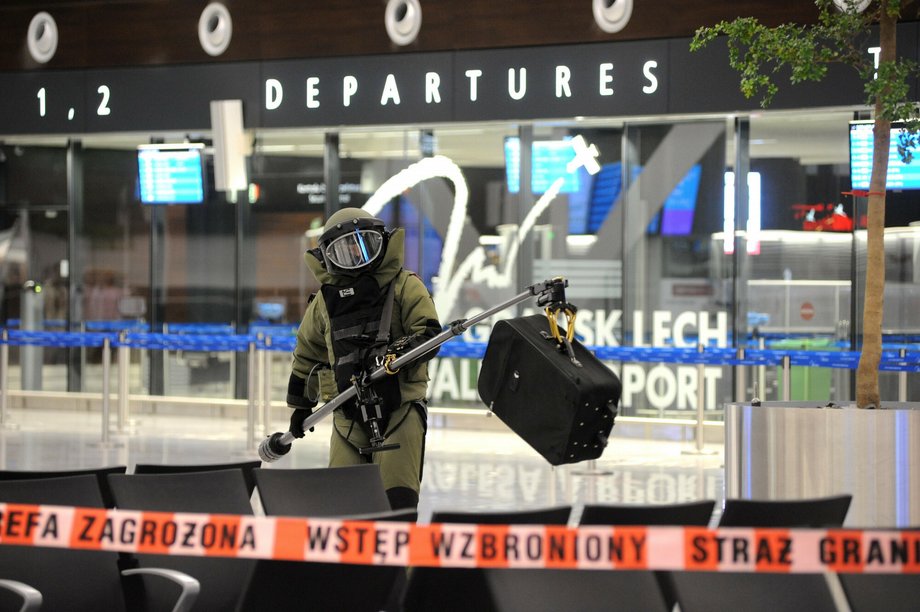 Pirotechnicy Straży Granicznej sprawdzają każde zgłoszenie o bombie w bagażu, nawet jeśli miałby to być tylko żart. Alarmem może też skończyć się pozostawienie bagażu bez opieki na terenie lotniska.