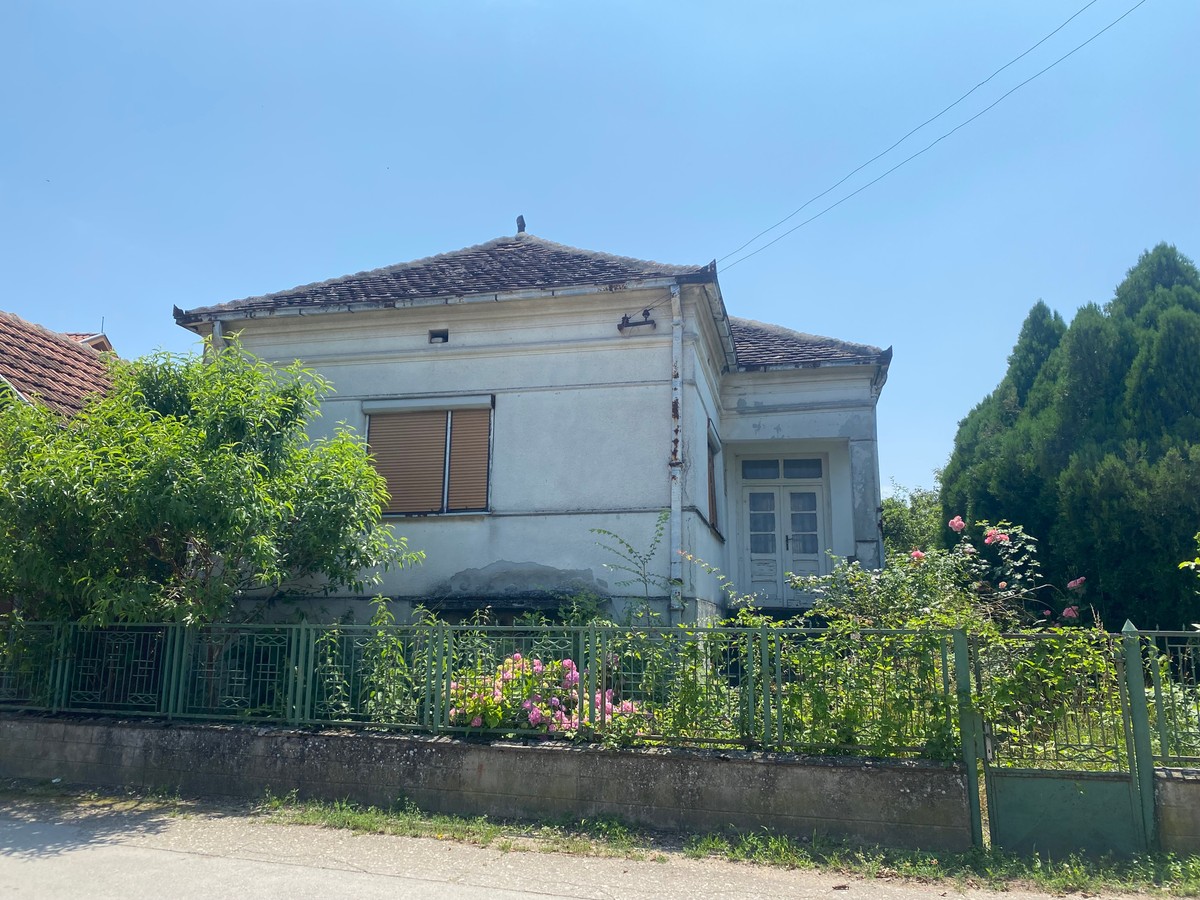 Куќата на Ана Николиќ во Доња Мутница е покриена со трева