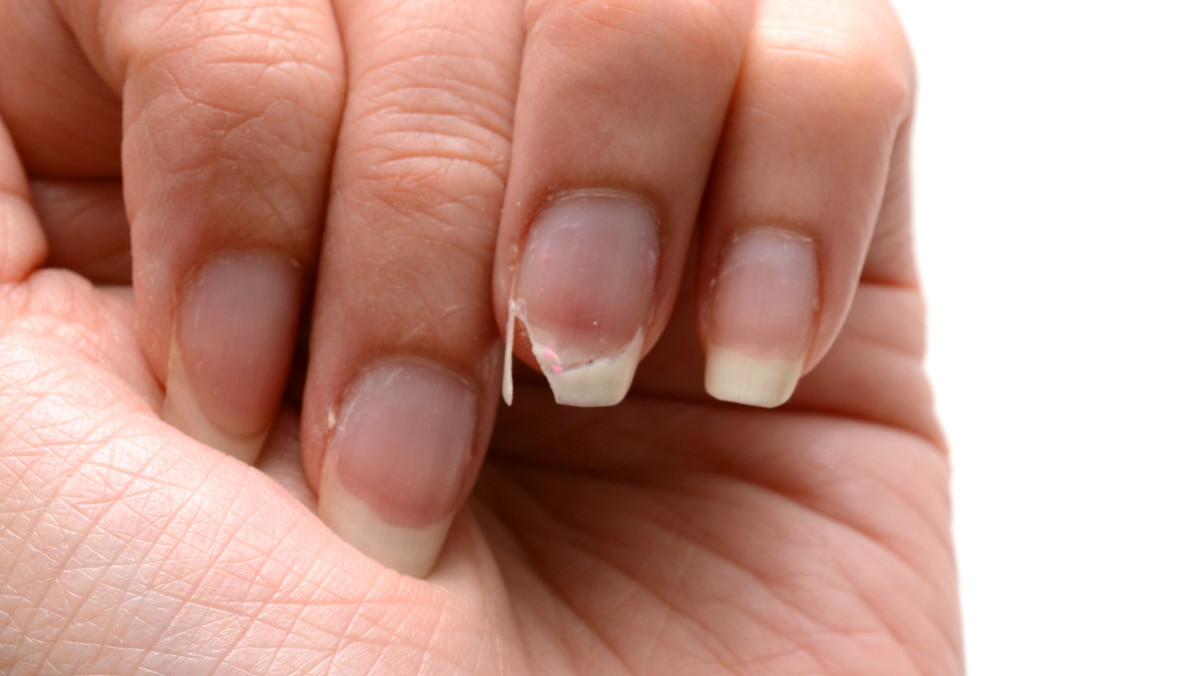 Jak uratować paznokcie po hybrydzie? Domowe SOS w 4 krokach