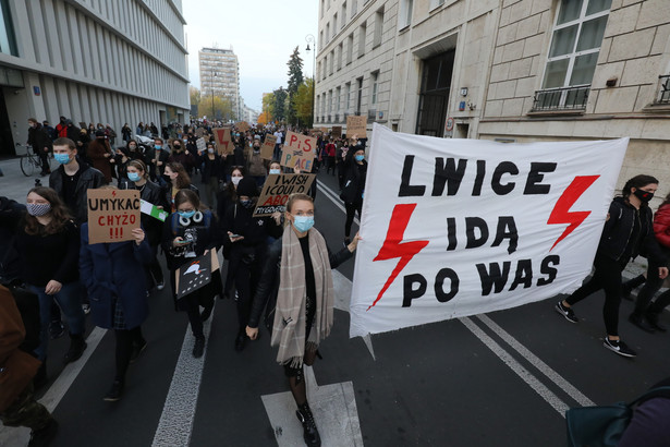 Uczestnicy protestu w okolicy Sejmu w Warszawie