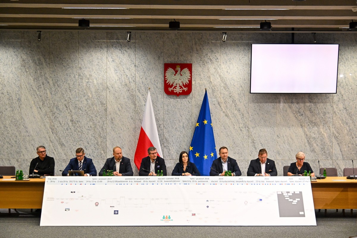 Warszawa, 11.10.2024. Przewodnicząca komisji Magdalena Sroka (4P), jej zastępcy poseł Polski2050-TD Sławomir Ćwik (2P), poseł KO Marcin Bosacki (4L), poseł Konfederacji Przemysław Wipler (L) i poseł Lewicy Tomasz Trela (3P) oraz członkowie komisji, poseł KO Witold Zembaczyński (3L), poseł KO Patryk Jaskulski (2L) i posłanka KO Joanna Kluzik-Rostkowska (P) podczas posiedzenia sejmowej Komisji Śledczej ds. inwigilacji systemem Pegasus, 11 bm. w Sejmie w Warszawie. (jm) PAP/Radek Pietruszka