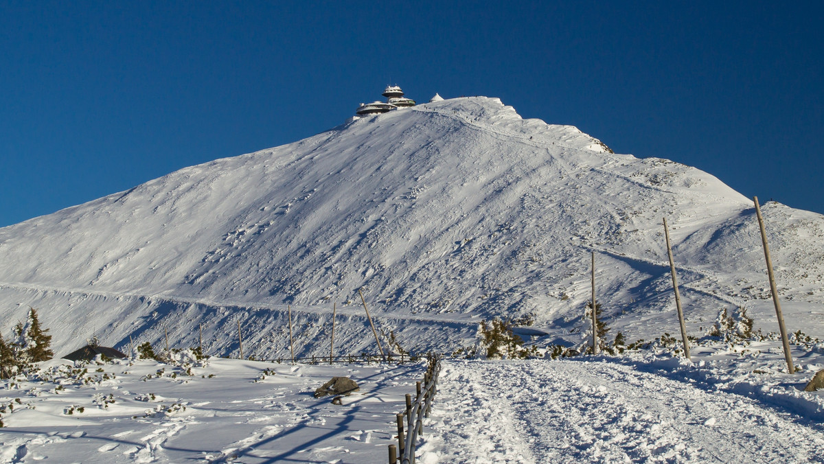 Kolejny wypadek na Śnieżce. Kobieta zjechała "rynną śmierci" 