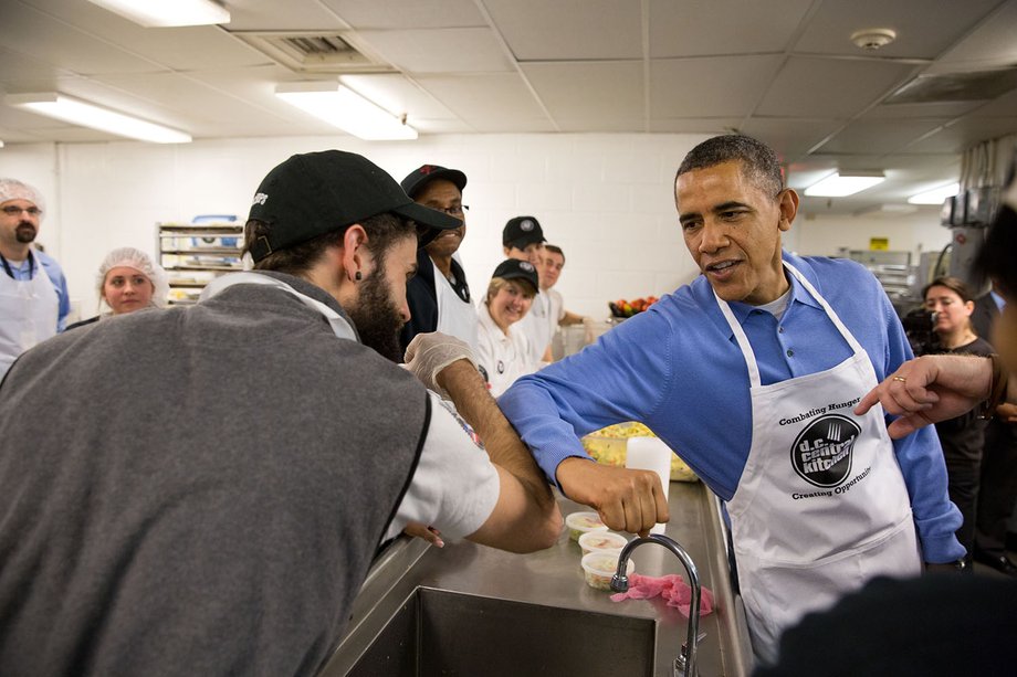 Prezydent Barack Obama wita pracowników i wolontariuszy podczas Martin Luther King Day of Service w 2014 r.