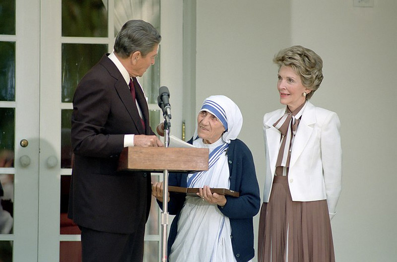 Matka Teresa z Ronaldem i Nancy Reaganami