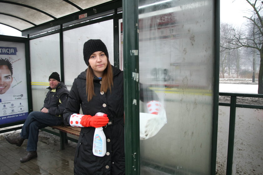 Katarzyna Paluch sprząta wiatę na przystanku tramwajowym