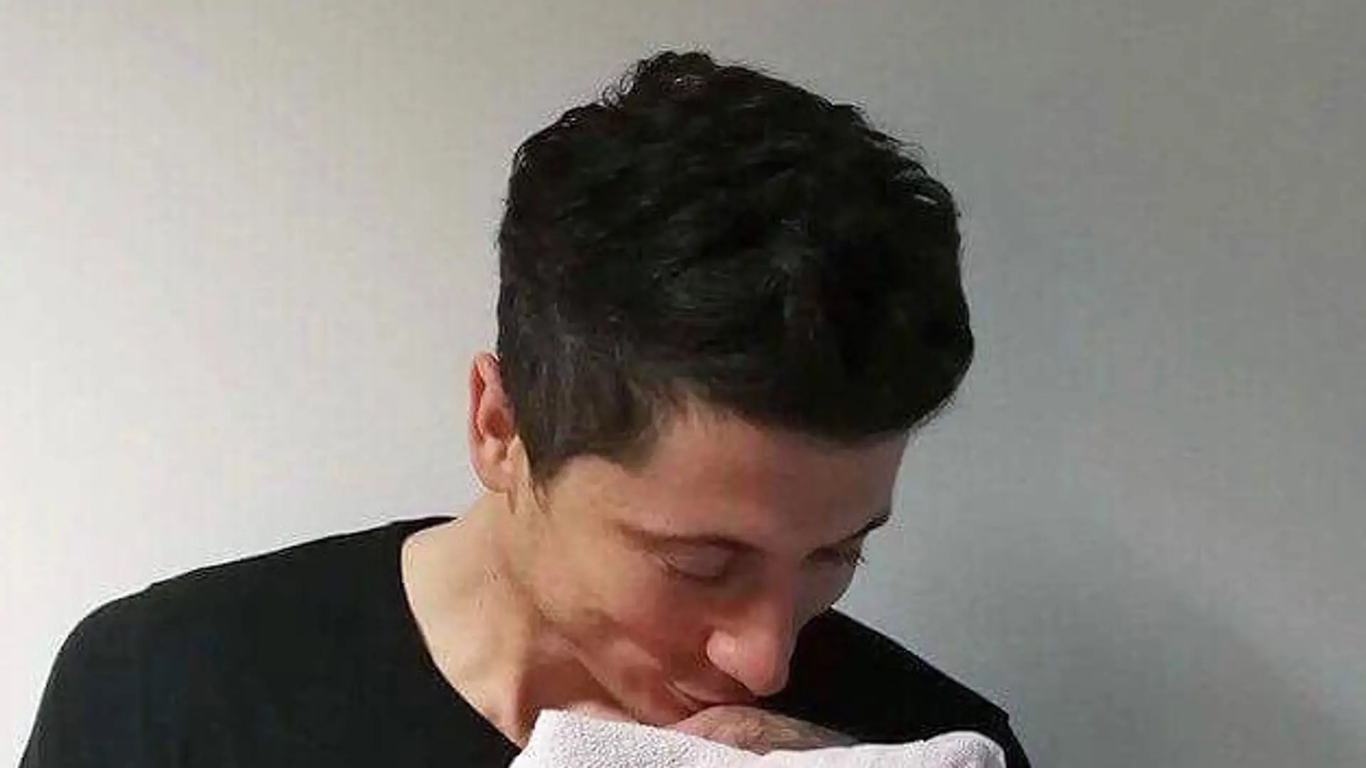 Anna Lewandowska urodziła! "Lewy" wrzucił zdjęcie dziecka na Instagram