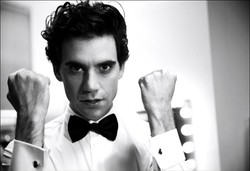 Mika przedstawia kolorowe "Talk About You"