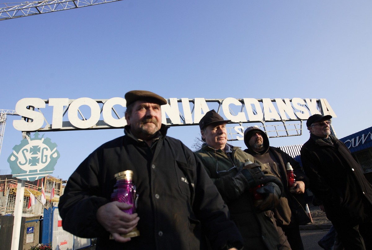 Stoczniowcy przed bramą stoczni