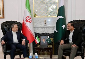 Iranski ministar spoljnih poslova Abas Aragči sa načelnikom pakistanske vojske feldmaršalom Asimom Munirom u Islamabadu