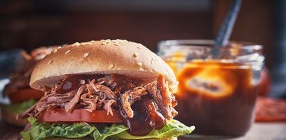 Kanapka z pulled pork — szarpana wieprzowina w bułce