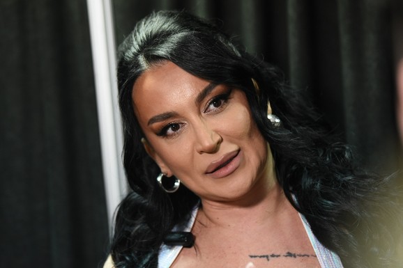 Andreana Čekić na meti OPASNE PREVARE koja hara Srbijom: Pevačici stigla sumnjiva poruka od prijatelja, hitno se oglasila