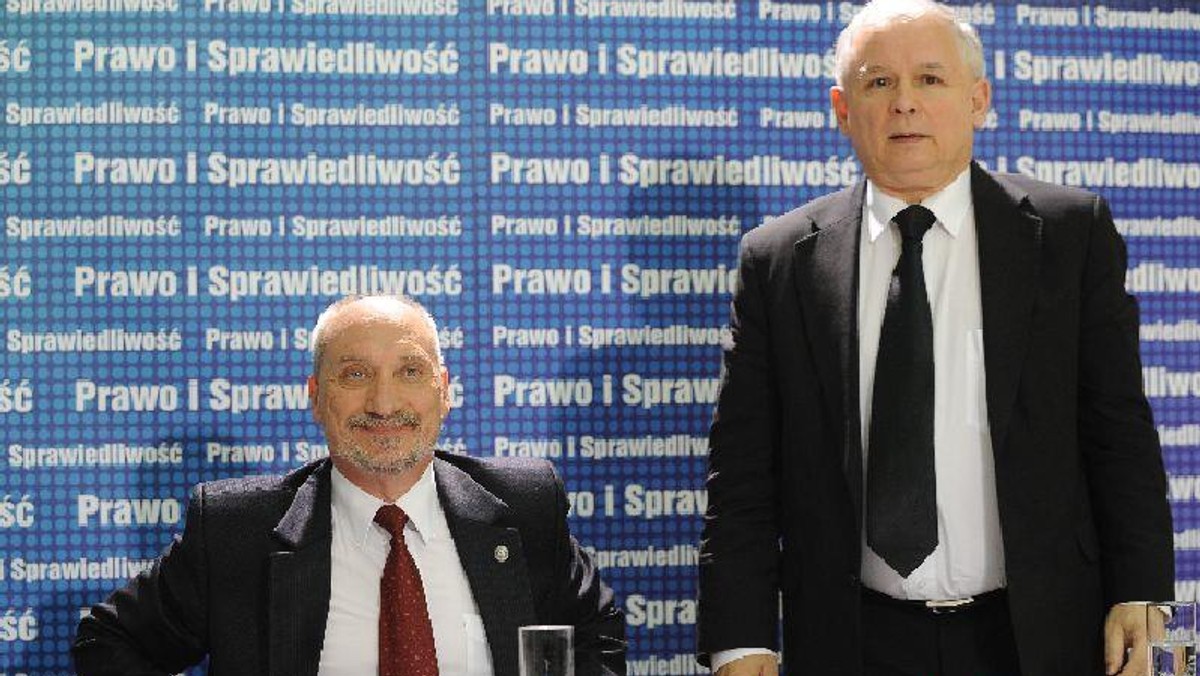 macierewicz siedzi kaczyński stoi