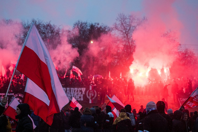 Niebezpieczne incydenty na Marszu Niepodległości. Zapłonęły flagi