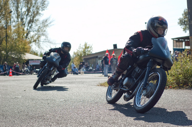 Polskie motocykle i samochody na torze FSO