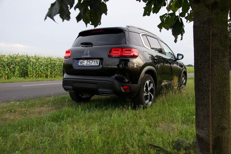 Citroen C5 Aircross ma 450 cm długości, 184 cm szerokości (bez lusterek), 167 cm wysokości i prześwit mierzący 23 cm. Rozstaw osi to 273 cm. 