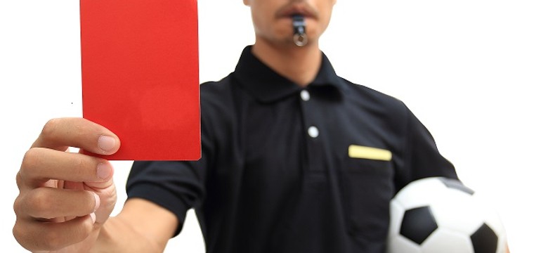 Skandal w IV lidze! Trener zwyzywał i odepchnął sędziego. Arbiter przerwał mecz [WIDEO]