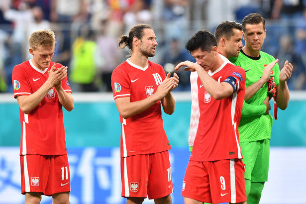 Piłkarze reprezentacji Polski (od lewej): Karol Świderski, Grzegorzy Krychowiak, Robert Lewandowski, Łukasz Fabiański i Wojciech Szczęsny