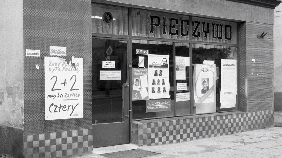 Plakaty wyborcze wywieszone w witrynie piekarni. Gdańsk, 4 czerwca 1989. fot. Leonard Szmaglik / zbiory Europejskiego Centrum Solidarności