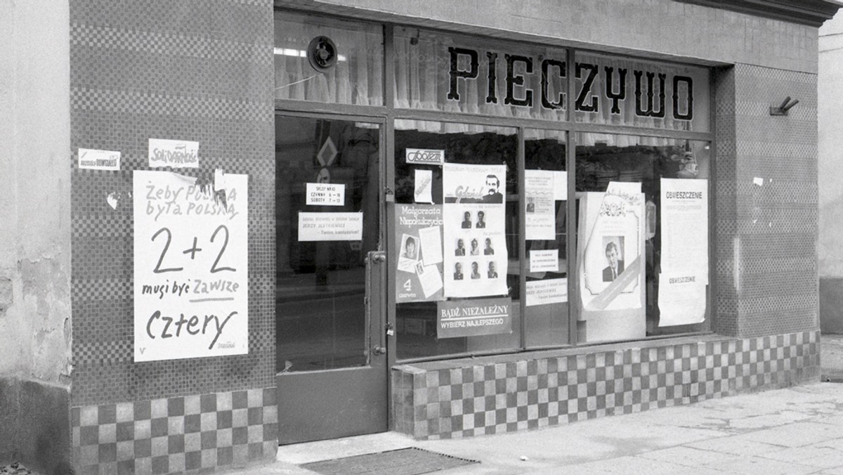 Plakaty wyborcze wywieszone w witrynie piekarni. Gdańsk, 4 czerwca 1989. fot. Leonard Szmaglik / zbiory Europejskiego Centrum Solidarności