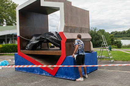 "Patriotyczne ławeczki" za 100 tys. zł niebawem znikną z przestrzeni publicznej 