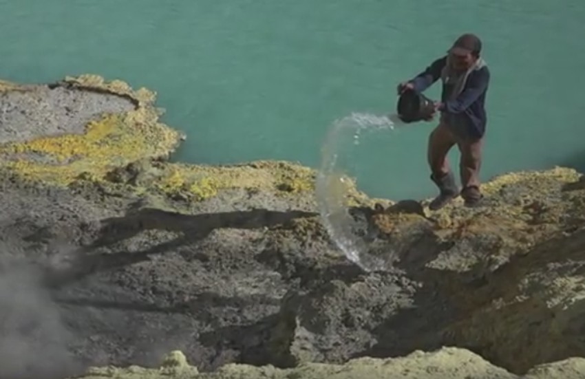 Posao iz pakla: Vađenje sumpora iz vulkanske lave