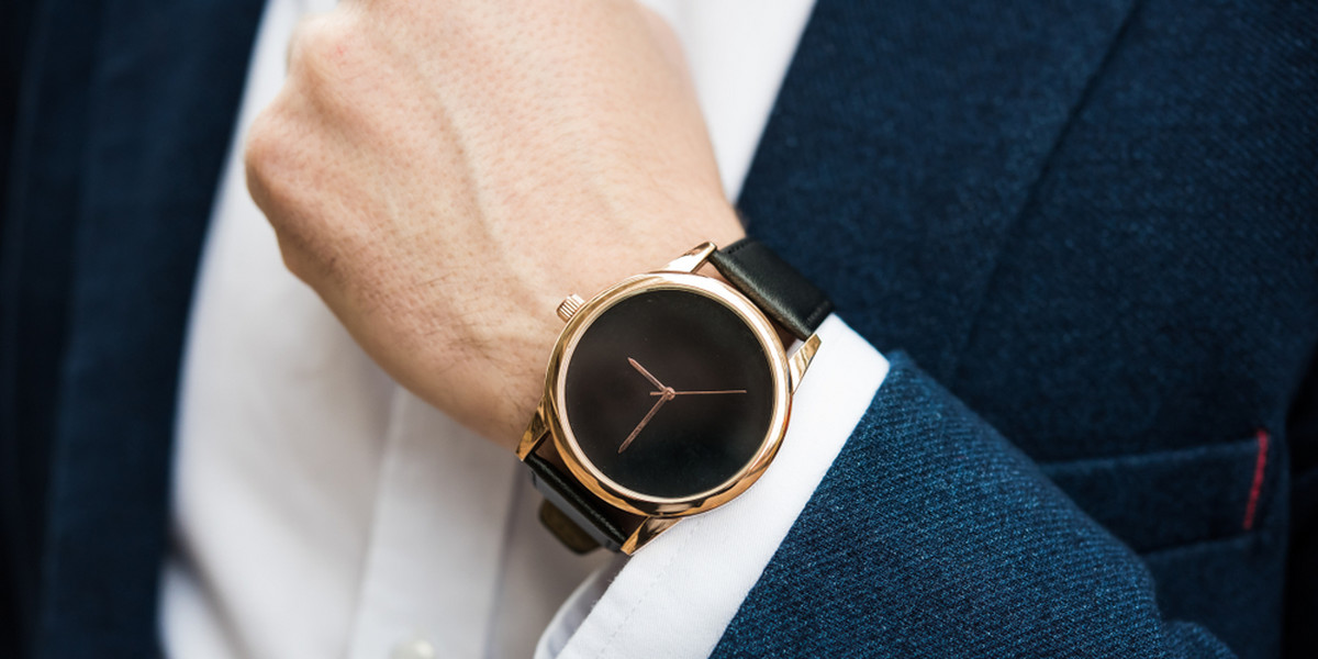Luksusowe smartwatche, nawiązując wzorniczo do najlepszych zegarków, coraz częściej zastępują mężczyznom ten klasyczny dodatek do garnituru.
