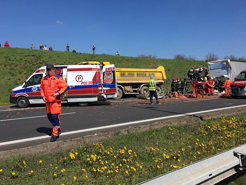 Groźny wypadek na A2! Kierowca TIRa uwięziony