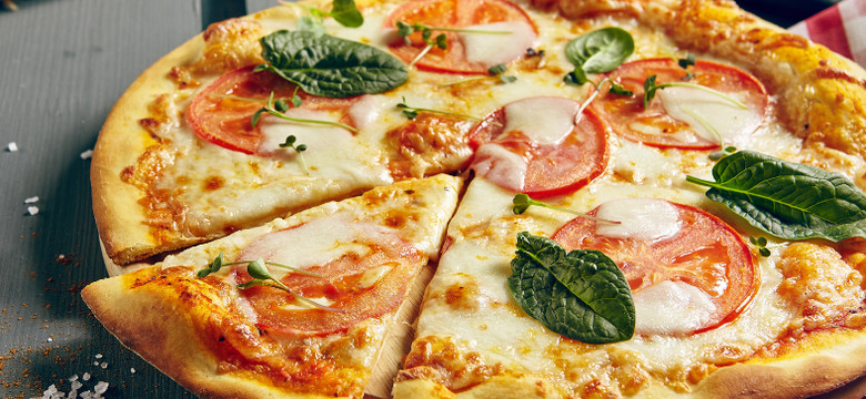 Błyskawiczny przepis na dietetyczną pizzę. Jest pyszna i ma tylko 90 kcal