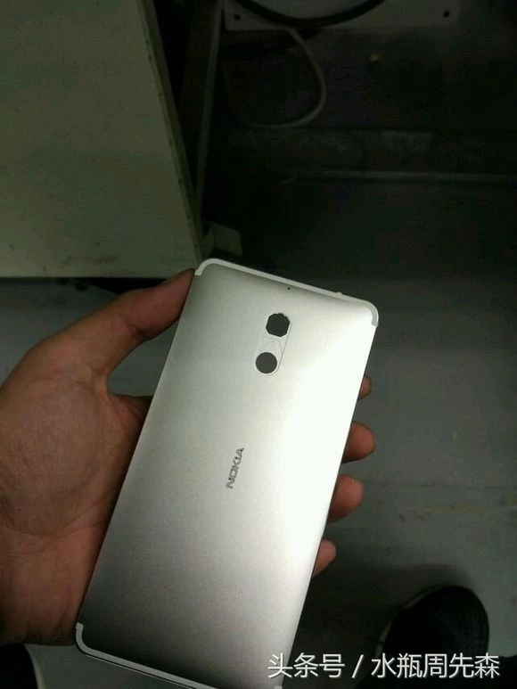 Nokia D1C w srebrnym kolorze