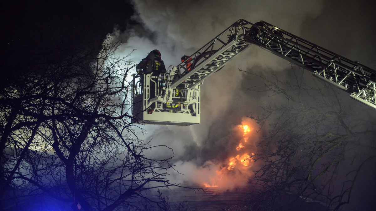Strażacy dogaszają pożar budynku warsztatu samochodowego, do którego doszło w czwartek wieczorem na warszawskim Służewie; nie ma ofiar ani osób poszkodowanych - poinformował asp. Piotr Rżysko z warszawskiego oddziału Państwowej Straży Pożarnej.
