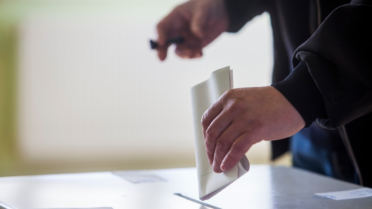 Pałac Prezydencki pozostaje przy planie przeprowadzenia dwudniowego referendum. Andrzej Duda nie znajduje poparcia w PiS. Trwają rozmowy w celu ustalenia optymalnej formuły oraz daty referendum – informuje "Rzeczpospolita".