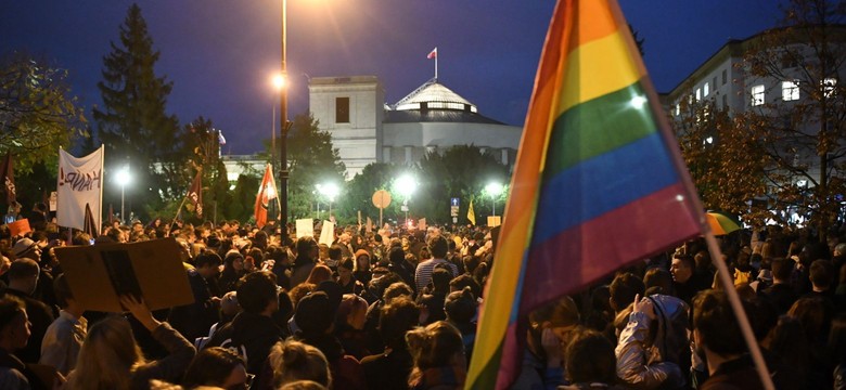 "Jesień średniowiecza" przed Sejmem. Protest przeciw zakazowi edukacji seksualnej