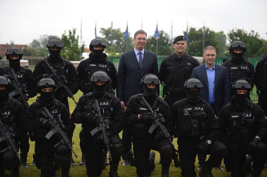 Vučić i Stefanović sa pripradnicima MUP 