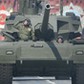 Rosyjski czołg Armata T-14 podczas parady wojskowej z okazji Dnia Zwycięstwa na Placu Czerwonym w Moskwie. 9 maja 2015 r.