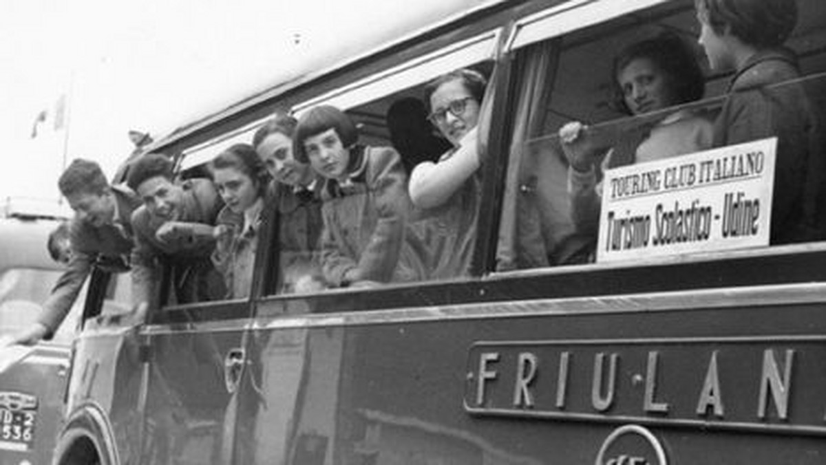 Od 100 lat uczniowie szkół we Włoszech jeżdżą na wycieczki. Historię turystyki szkolnej przedstawiono na wielkiej wystawie fotograficznej w Trieście. Już pół wieku temu niektóre klasy podróżowały samolotami.