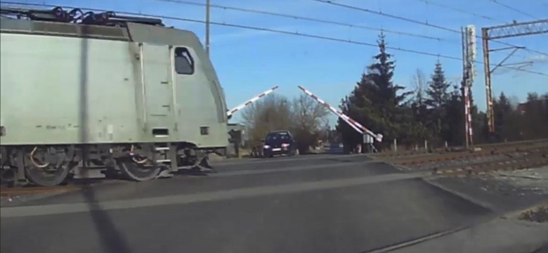 Kierowcy czekają, szlaban w górę, ruszają i... pociąg wyrósł jak spod ziemi. Policja publikuje wideo ku przestrodze