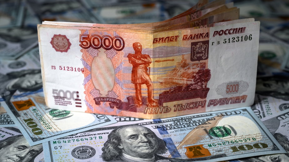 Rosjanie nazywają dolara "trującą walutą"
