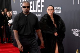 Kanje nasred žurke pobesneo i IZNEO NA KRKAČAMA PIJANU BJANKU: Nakon skandala na dodeli Gremija par produžio sa provodom i napravio NOVI KARAMBOL