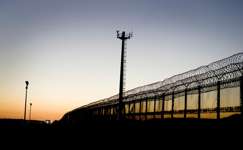 Zwolennicy budowy muru granicznego, powołują się na rosnące zagrożenie bezpieczeństwa narodowego ze strony karteli narkotykowych i ich możliwą współpracę z międzynarodowym terroryzmem.