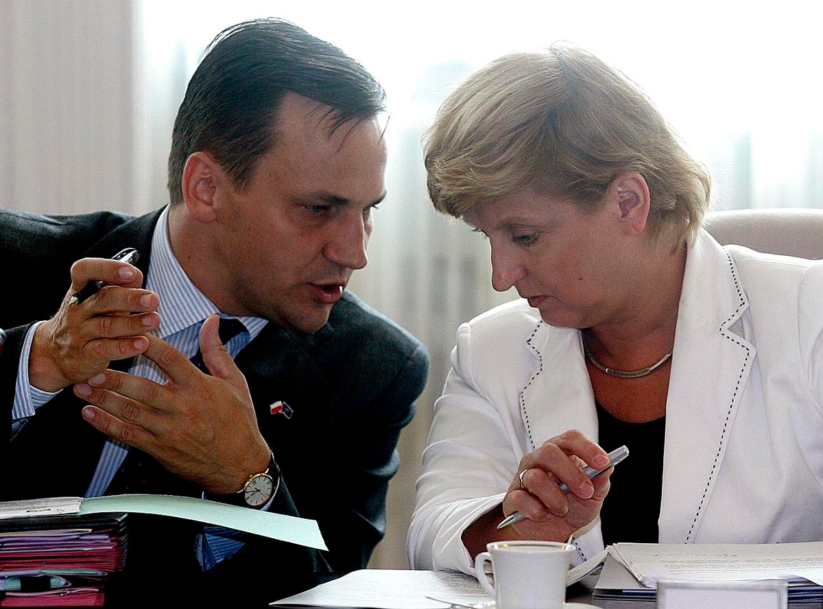 22.08.2006 Warszawa  Posiedzenie Rady Ministrow 

Nz minister obrony narodowej Radoslaw Sikorski i minister spraw zagranicznych Anna Fotyga 

fot.Michal Rozbicki