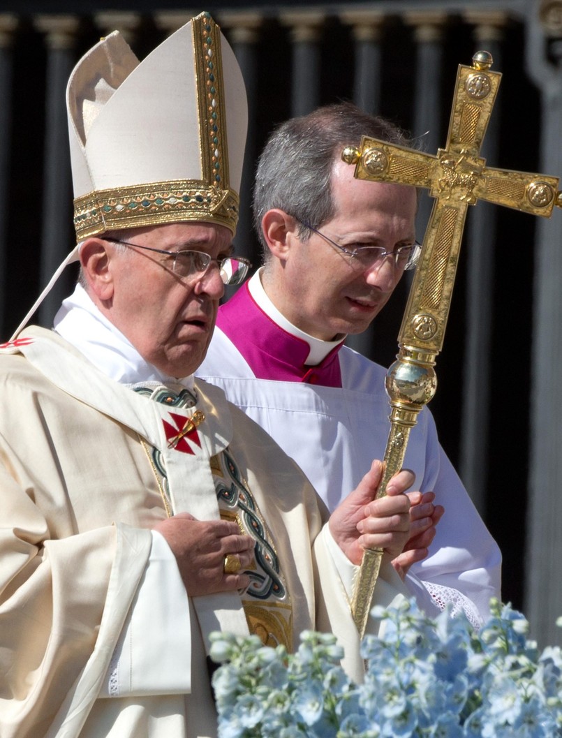 "Gdyby Chrystus nie zmartwychwstał, chrześcijaństwo straciłoby swoją wartość" - mówił papież. "W Jezusie" - dodał Franciszek - "miłość zwyciężyła nad nienawiścią, miłosierdzie nad grzechem, dobro nad złem, prawda nad kłamstwem, życie nad śmiercią"