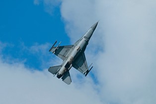 Nie ostrzał wroga, a błąd pilota? Ukraina straciła pierwszy samolot F-16