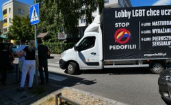 Blokada "homofobusa" w Warszawie. "Właśnie za takimi chuliganami opozycja biegała po komisariatach"