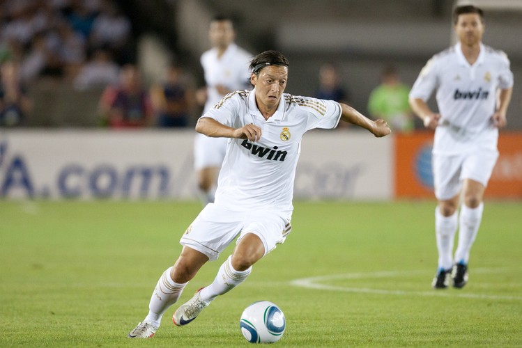 <b>Mesut Özil</b>
<br>
<br><b>Ofensywny Pomocnik</b>
<br><b>50 000 000 euro<b/>
<br><b>Real Madryt (Hiszpania) -> Arsenal Londyn (Anglia)</b>