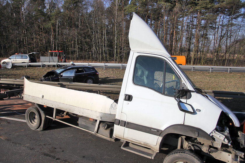 Preczów. Zderzenie ciężarówki z fordem na trasie Dk86 