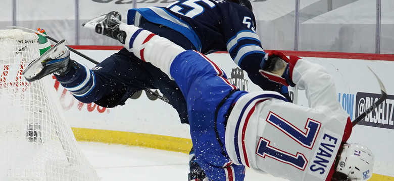 NHL: brutalny faul, zawodnik długo leżał na tafli bez ruchu