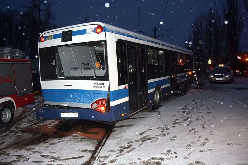 14 osób w szpitalu. Wypadek busa z autobusem w Krakowie